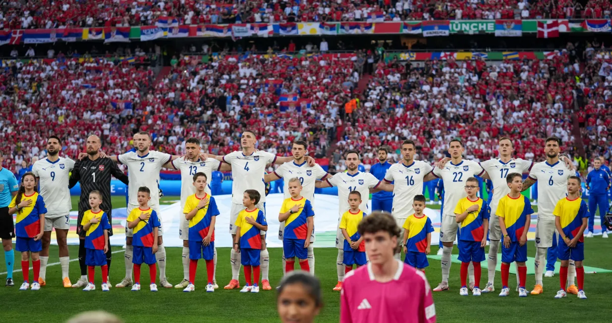 Fudbalska reprezentacija SrbijeSrbijaMinhen, NjemaДЌka - 25. jun 2024: IgraДЌi se postrojavaju uoДЌi fudbalske utakmice grupe C UEFA EURO 2024 izmeД'u Danske i Srbije na Allianz Areni u Minhenu. (Mahmut Serdar AlakuЕџ - Anadolu Agency)