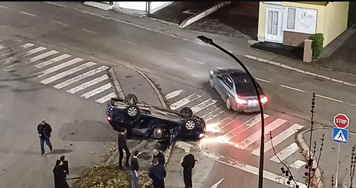 Automobil se prevrnuo i završio na krovu u Banjoj Luci/Atv