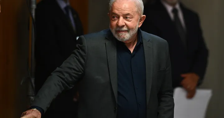 epa10397429 The President of Brazil Luiz Inacio Lula da Silva participates in a meeting with governors, at the Planalto Palace, in Brasília, Brazil, 09 January 2023. Lula da Silva told the 27 governors that the 'coup' invaders who vandalized the presidential palace, Congress building and Supreme Court on Sunday did not have any type of negotiating agenda or demands. EPA/Andre Borges/Andre Borges