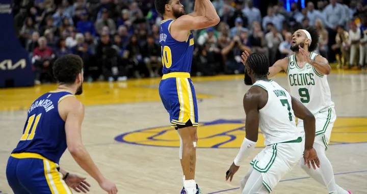 epa10360563 Golden State Warriors guard Stephen Curry (C) shoots a two point basket as Boston Celtics guard Derrick White (R) and Boston Celtics guard Jaylen Brown (2-R) defend during the fourth quarter of the NBA game at Chase Center in San Francisco, California, USA, 10 December 2022. EPA/JOHN G. MABANGLO SHUTTERSTOCK OUT