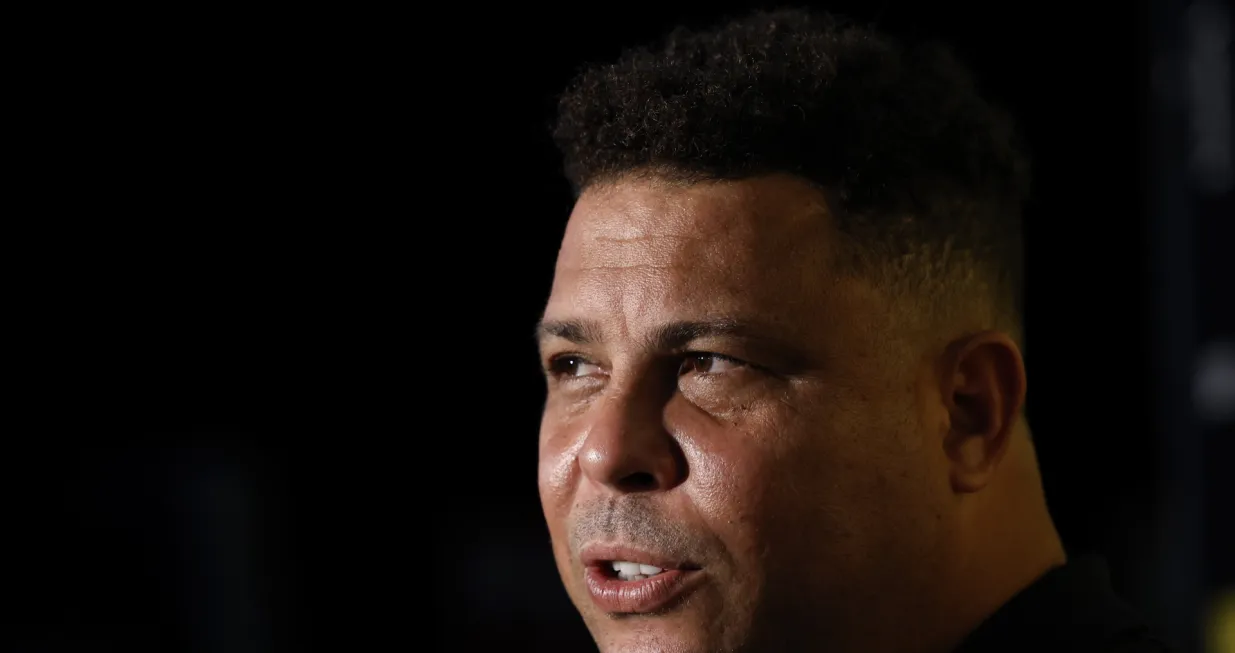 epa10244801 Brazilian former striker Ronaldo Nazario chats during the presentation of the documentary film 'The Phenomenon' in Madrid, Spain, 15 October 2022. EPA/CHEMA MOYA