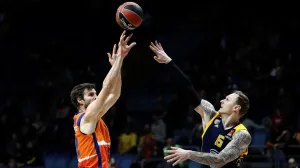 epa08128045 Aaron Doornekamp (L) of Valencia Basket in action against Janis Timma (R) of Khimki Moscow Region during the Euroleague basketball match between Khimki Moscow Region and Valencia Basket in Moscow, Russia, 14 January 2020. EPA/MAXIM SHIPENKOV