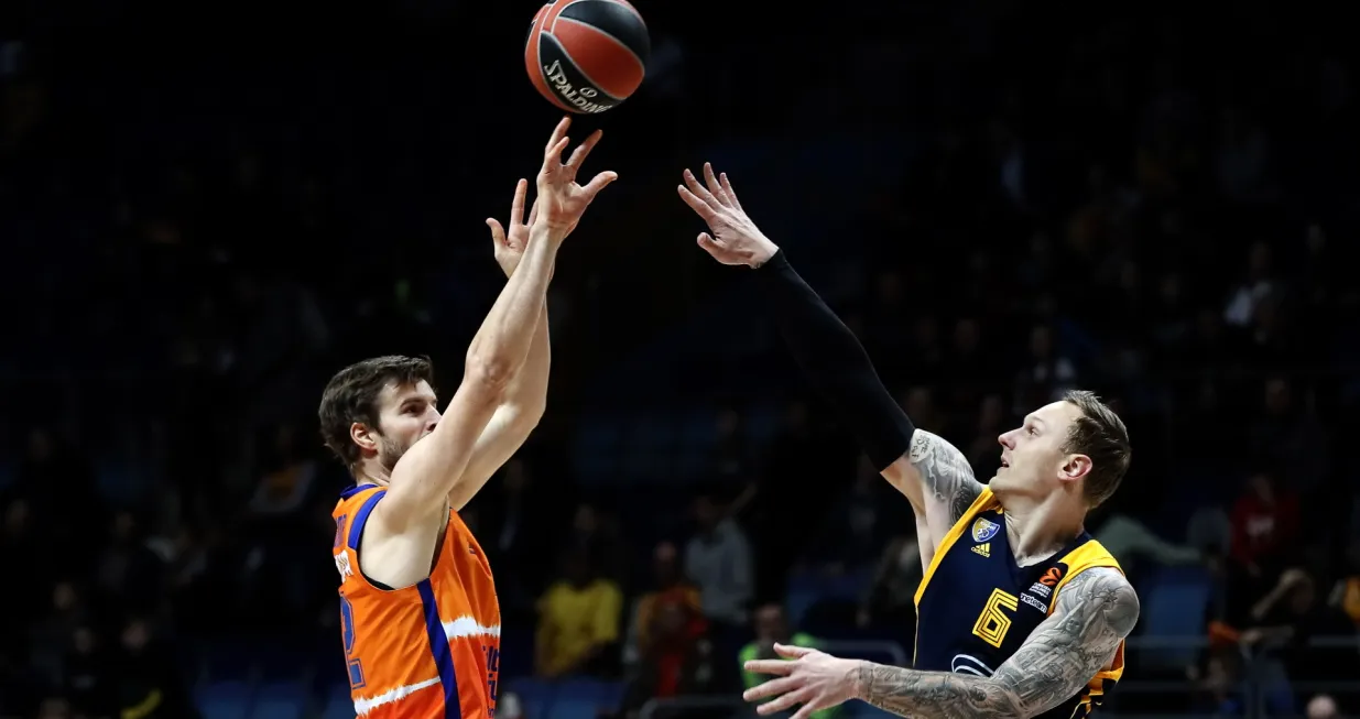 epa08128045 Aaron Doornekamp (L) of Valencia Basket in action against Janis Timma (R) of Khimki Moscow Region during the Euroleague basketball match between Khimki Moscow Region and Valencia Basket in Moscow, Russia, 14 January 2020. EPA/MAXIM SHIPENKOV