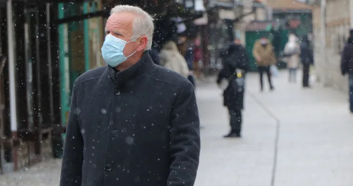 Kanton sarajevo covid 19 epidemiološke mjere maske šetnja. slatko ćoše/Senad Gubelić