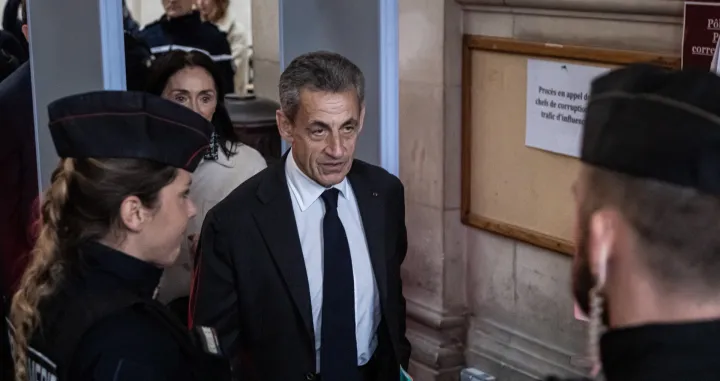 epaselect epa10349672 Former French president Nicolas Sarkozy (C) arrives at the court for an appeal trial for corruption and influence peddling in Paris, France, 05 December 2022. Former French president Sarkozy is appealing in court in an attempt to overturn his March 2021 corruption and influence peddling conviction. EPA/CHRISTOPHE PETIT TESSON/Christophe Petit Tesson