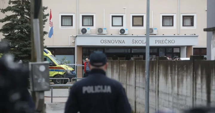 U zagrebačkoj Osnovnoj školi Prečko 19-godišnji hrvatski državljanin nožem je napao učiteljicu i nekoliko učenika. Od posljedica ozljeda jedno je dijete preminulo, a ostalim ozlijeđenim osobama pruža se liječnička pomoć/Stipe Majić