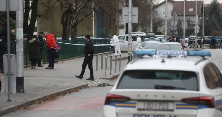 U zagrebačkoj Osnovnoj školi Prečko 19-godišnji hrvatski državljanin nožem je napao učiteljicu i nekoliko učenika. Od posljedica ozljeda jedno je dijete preminulo, a ostalim ozlijeđenim osobama pruža se liječnička pomoć/Stipe Majić