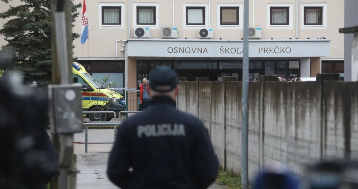 U zagrebačkoj Osnovnoj školi Prečko 19-godišnji hrvatski državljanin nožem je napao učiteljicu i nekoliko učenika. Od posljedica ozljeda jedno je dijete preminulo, a ostalim ozlijeđenim osobama pruža se liječnička pomoć/Stipe Majić