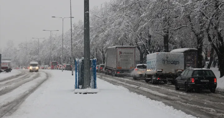 Snijeg koji od noćas pada u Banjaluci napravio je velike probleme u saobraćaju. Na cestama ima ugaženog snijega koji ne prestaje da pada što otežava odvijanje saobraćaja. Na ulicama se formiraju kolone automobila. Ugaženog snijega ima i na trotoarima što otežava kretanje pješaka/Gorana Jakovljević