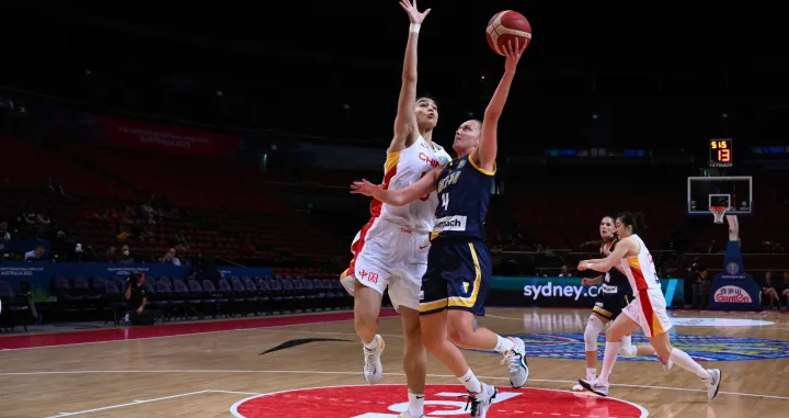 epa10200772 Milica Deura of Bosnia and Herzegovina (R) in action during the 2022 FIBA Women's Basketball World Cup match between China and Bosnia and Herzegovina at Qudos Bank Arena in Sydney, Australia, 23 September 2022. EPA/JAMES GOURLEY AUSTRALIA AND NEW ZEALAND OUT