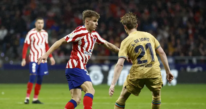 epa10396335 Atletico's midfielder Pablo Barrios (L) vies for the ball against FC Barcelona's midfielder Frenkie de Jong (R) during the Spanish LaLiga soccer match between Atletico de Madrid and FC Barcelona at Civitas Metropolitano stadium in Madrid, Spain, 08 January 2023. EPA/Rodrigo Jimenez