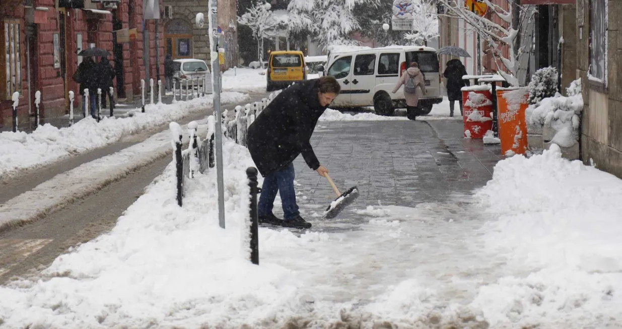 Čišćenje snijega u Sarajevu/Senad Gubelić