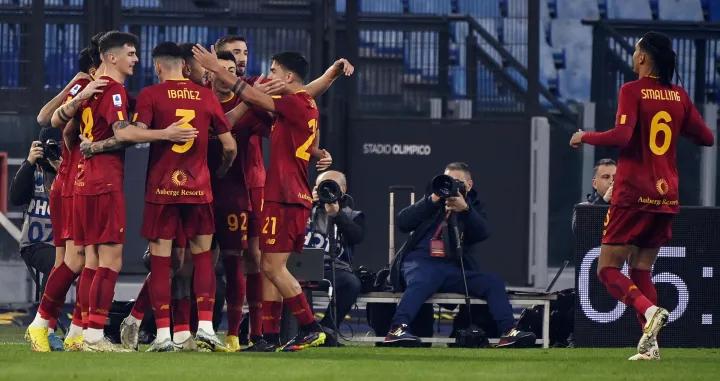 epa10389156 Roma's Lorenzo Pellegrini celebrates scoring the opening goal during the Serie A soccer match between AS Roma and Bologna FC at the Olimpico stadium in Rome, Italy, 04 January 2023. EPA/RICCARDO ANTIMIANI