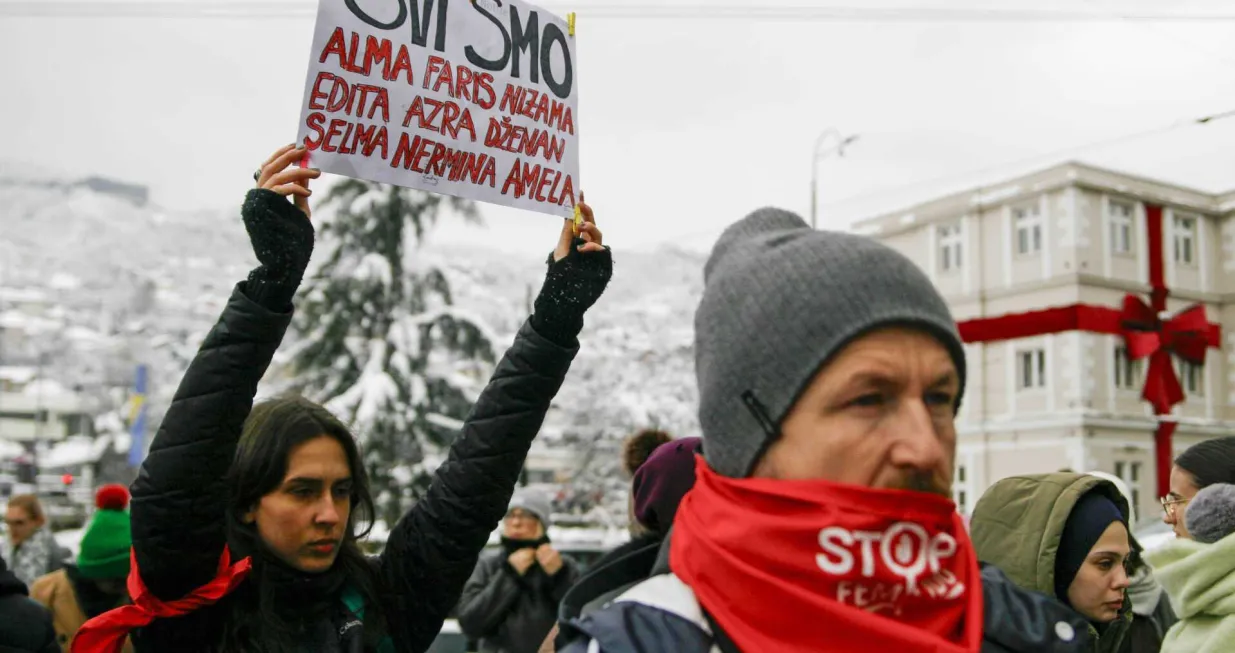 Od 12 sati ispred Vrhovnog suda Federacije BiH održavaju protesti povodom pravosnažne presude Eldinu Hodžiću, čovjeku koji je brutalno ubio svoju suprugu Almu Kadić nakon godina nasilja/Damir Deljo