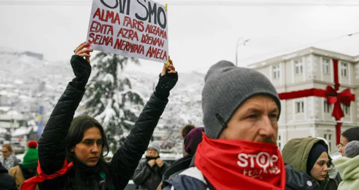 Od 12 sati ispred Vrhovnog suda Federacije BiH održavaju protesti povodom pravosnažne presude Eldinu Hodžiću, čovjeku koji je brutalno ubio svoju suprugu Almu Kadić nakon godina nasilja/Damir Deljo