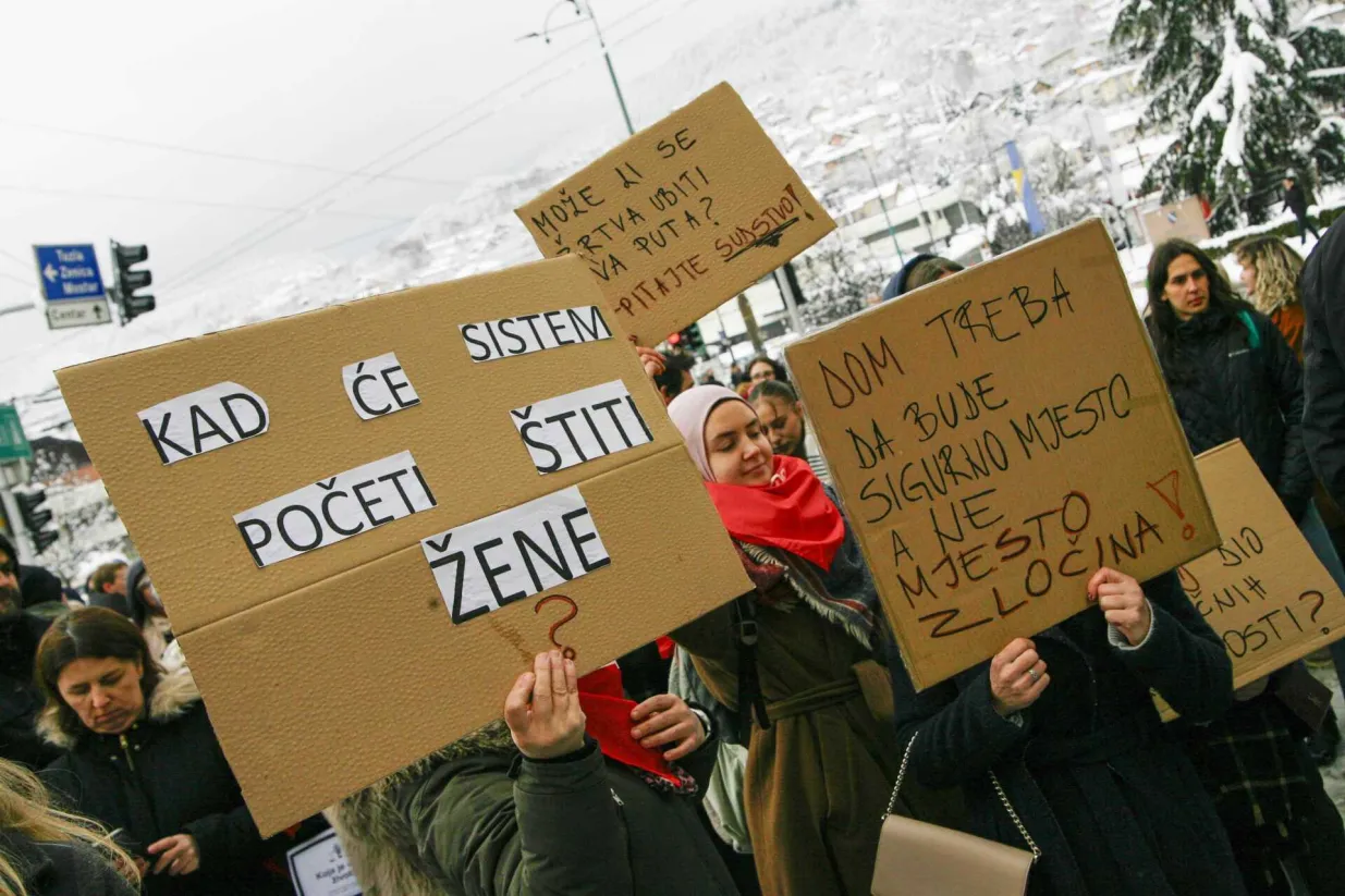 Od 12 sati ispred Vrhovnog suda Federacije BiH održavaju protesti povodom pravosnažne presude Eldinu Hodžiću, čovjeku koji je brutalno ubio svoju suprugu Almu Kadić nakon godina nasilja/Damir Deljo