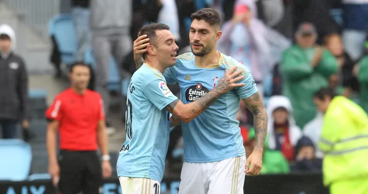 epa10247099 Celta Vigo's striker Iago Aspas (L) celebrates after scoring a goal during the Spanish LaLiga soccer match between Celta Vigo and Real Sociedad, in Vigo, 16 October 2022. EPA/Salvador Sas