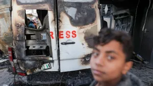 Pet novinara kanala "Al-Quds Today" ubijeno je u četvrtak rano ujutru kada je u izraelskom zračnom napadu pogođen njihov kombi u blizini bolnice Al-Awda u izbjegličkom kampu Nuseirat u Pojasu Gaze. Kako su kazali palestinski zvaničnici, novinari su pratili dešavanja u bolnici kada je pogođeno vozilo, koje je bilo velikim crvenim slovima označeno natpisom "PRESS"/Hassan Jedi