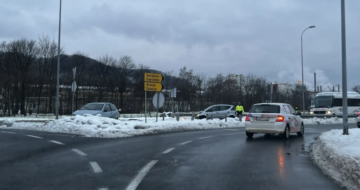 Policija obavlja uviđaj/Tuzlanski.ba//