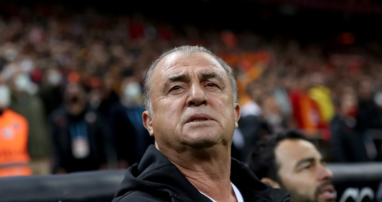 epa09677305 (FILE) - Galatasaray's head coach Fatih Terim reacts during the Turkish Super League derby soccer match between Galatasaray and Fenerbahce in Istanbul, Turkey, 21 November 2021 (re-issued on 10 January 2022). Fatih Terim has been sacked as Galatasaray coach, the Turkish Super League club confirmed on 10 January 2022. EPA/SEDAT SUNA *** Local Caption *** 57308440