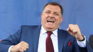 Milorad Dodik veseo/
