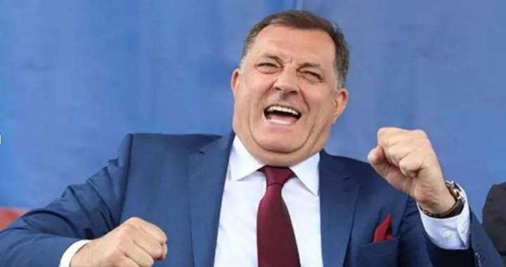 Milorad Dodik veseo/