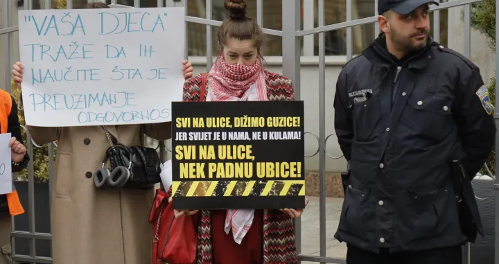 Studenti protest srbijanska ambasada/Senad Gubelić