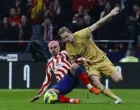 epa10396326 Atletico's striker Antoine Griezmann (L) vies for the ball against FC Barcelona's Frenkie de Jong (R) during the Spanish LaLiga soccer match between Atletico de Madrid and FC Barcelona at Civitas Metropolitano stadium in Madrid, Spain, 08 January 2023. EPA/J.J.Guillen