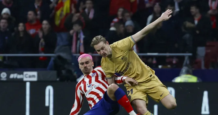 epa10396326 Atletico's striker Antoine Griezmann (L) vies for the ball against FC Barcelona's Frenkie de Jong (R) during the Spanish LaLiga soccer match between Atletico de Madrid and FC Barcelona at Civitas Metropolitano stadium in Madrid, Spain, 08 January 2023. EPA/J.J.Guillen