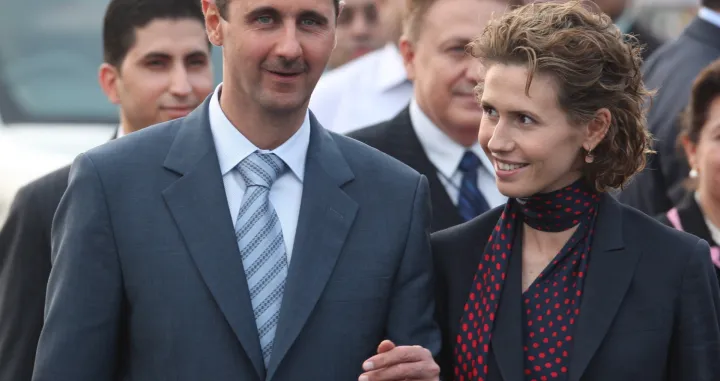 epa09061481 (FILE) - Syrian President Bashar al-Assad (L) with his wife Asma al-Assad arrive at New Delhi International airport, India, 17 June 2008 (reissued 08 March 2021). The Syrian Presidency has announced that the couple has tested positive for the SARS-CoV-2 coronavirus. EPA/HARISH TIYAGI *** Local Caption *** 02246544/Harish Tiyagi