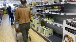 Njemačka, jedna od najrazvijenijih zemalja svijeta, trpi ozbijne posljedice rata u Ukrajini kada je u pitanju snabdijevanje osnovnim životnim namirnicama. Trgovački lanci bilježili su pojačane kupovine suncokretovog ulja i brašna od početka ruske invazije na Ukrajinu, koja je jedan od najvažnijih proizvođača ovih namirnica. Stoga su u brojnim supermarketima police s brašnom i suncokretovim uljem i dalje prazne. (Abdulhamid Hoşbaş - Anadolu Agency)/�