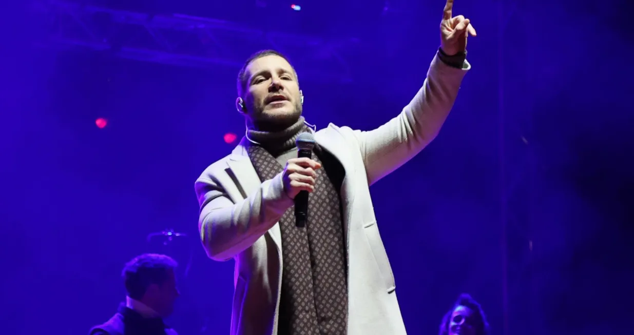 Uz spektakularan vatromet, Mostarce je sinoć u Novu 2025. godinu uveo Saša Kovačević/ Fena