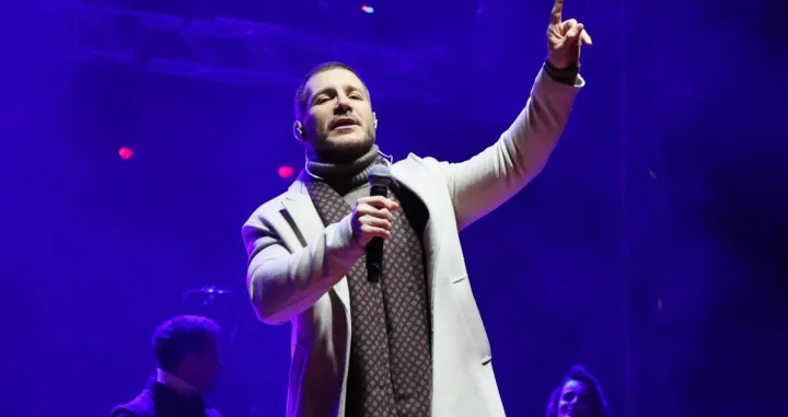 Uz spektakularan vatromet, Mostarce je sinoć u Novu 2025. godinu uveo Saša Kovačević/ Fena