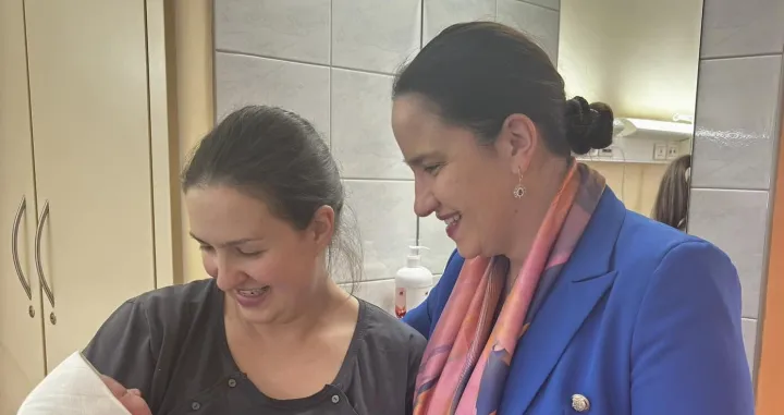 Benjamina Karić posjetila prvu bebu sa područja općine Novo Sarajevo rođene u 2025. godini na Kliničkom centru Univerziteta u Sarajevu u 3.30 sati//