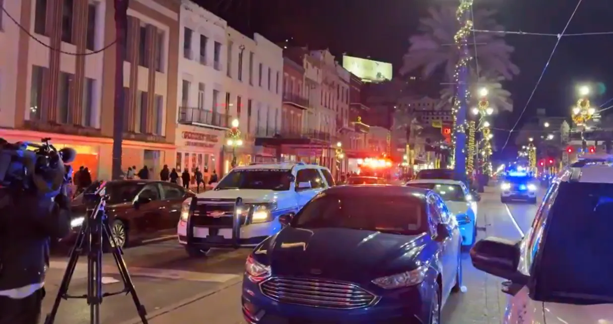 Muškarac se autom zaletio u gomilu ljudi u New Orleansu, pa pucao na prolaznike/Screenshot