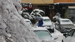 Snijeg koji od noćas pada u Banjaluci napravio je velike probleme u saobraćaju. Na cestama ima ugaženog snijega koji ne prestaje da pada što otežava odvijanje saobraćaja. Na ulicama se formiraju kolone automobila. Ugaženog snijega ima i na trotoarima što otežava kretanje pješaka/Gorana Jakovljević
