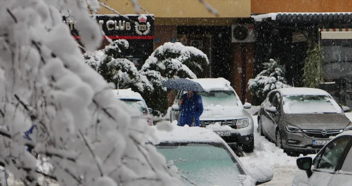 Snijeg koji od noćas pada u Banjaluci napravio je velike probleme u saobraćaju. Na cestama ima ugaženog snijega koji ne prestaje da pada što otežava odvijanje saobraćaja. Na ulicama se formiraju kolone automobila. Ugaženog snijega ima i na trotoarima što otežava kretanje pješaka/Gorana Jakovljević