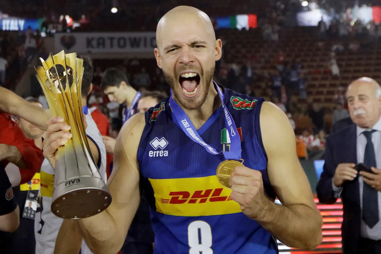 epa10178969 Italy's players celebrate with the trophy after winning the FIVB Volleyball Men's World Championship final match between Poland and Italy at the Spodek Arena in Katowice, southern Poland, 11 September 2022. EPA/Lukasz Gagulski POLAND OUT