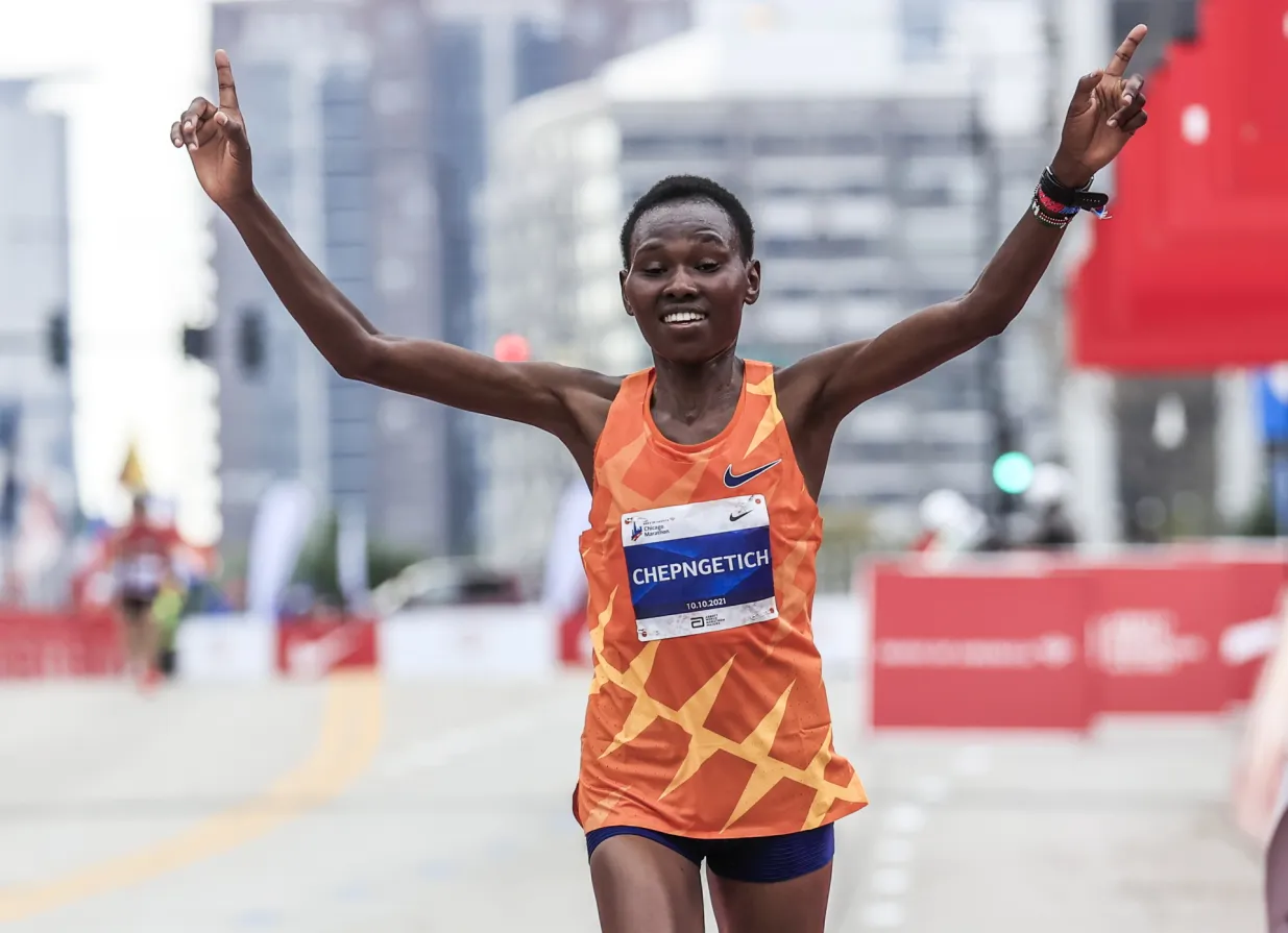 epa09516933 Ruth Chepngetich of Kenya reacts as she crosses the finish line to win the womens 43rd running of the Bank of America Chicago Marathon in Chicago, Illinois, USA, 10 October 2021. 35,000 participants were expected for the event according to race organizers. EPA/TANNEN MAURY