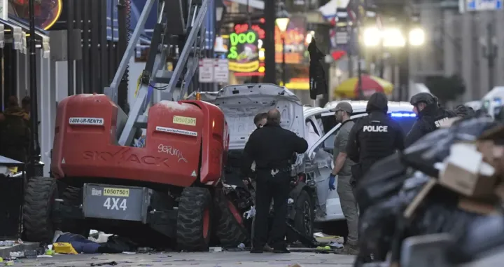 Muškarac se vozilom zaletio u gomilu ljudi u New Orleansu, pa pucao na prolaznike//