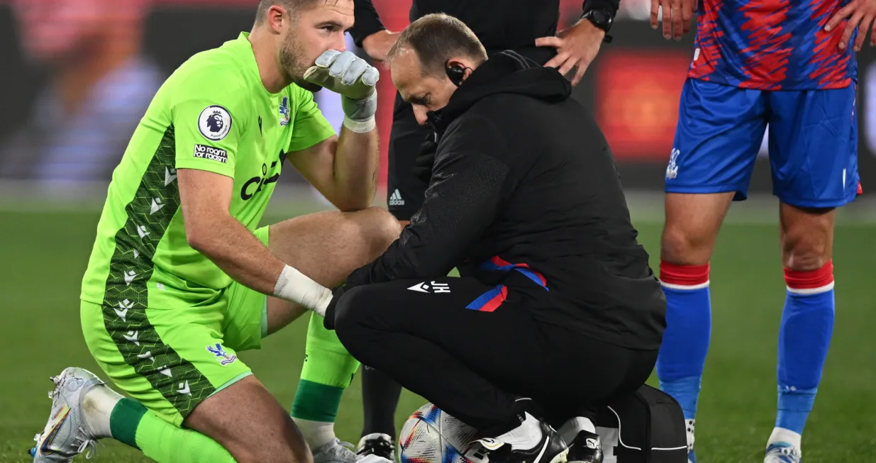 epa10079493 Goalkeeper Jack Butland of Crystal Palace is treated for a hand injury during the friendly soccer match between Manchester United and Crystal Palace at the Melbourne Cricket Ground in Melbourne, Australia, 19 July 2022. EPA/JOEL CARRETT AUSTRALIA AND NEW ZEALAND OUT