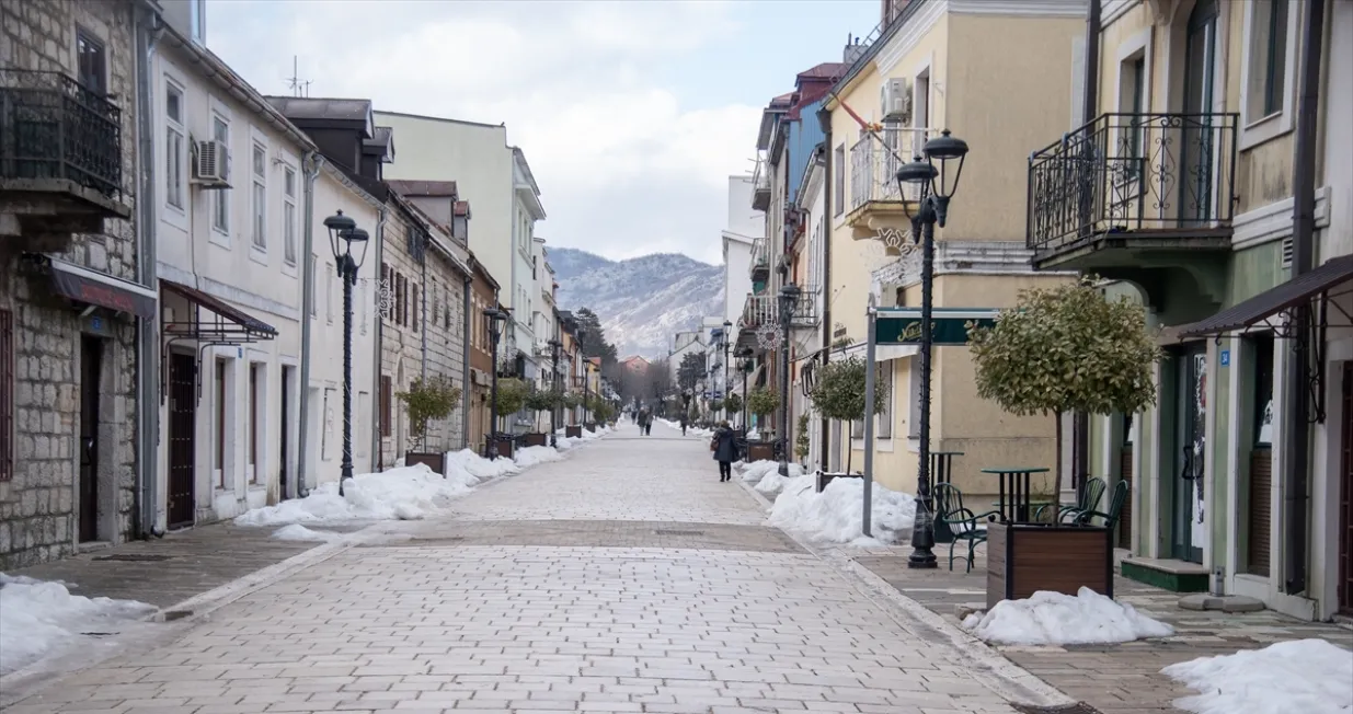 Cetinje dan nakon masakra kojeg je u počinio Cetinjanin Aco Martinović. Ubio je 12, ranio četvero ljudi, pa počinio samoubistvo/Rusmin Radić