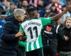 epa10396055 Betis' head coach Manuel Pellegrini and Brazilian striker Luiz Henrique (R) during the Spanish LaLiga soccer match between Rayo Vallecano and Real Betis at Estadio de Vallecas in Madrid, Spain, 08 January 2023. EPA/Chema Moya