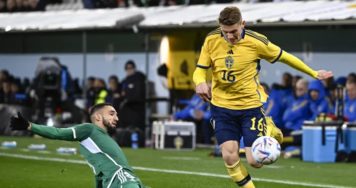 epa10315138 Algeria's Nabil Bentaleb (L) and Sweden's Viktor Gyokeres in action during the International friendly soccer match Sweden vs Algeria at Eleda Stadium in Malmo, Sweden, 19 November 2022. EPA/Johan Nilsson/TT SWEDEN OUT