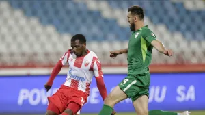 epa08579632 Red Star's Mohamed Ben El Fardou (L) in action against Novi Pazar's Numan Kurdic (R) during the Serbian SuperLiga soccer match between Red Star and Novi Pazar, in Belgrade, Serbia, 01 August 2020. The Serbian SuperLiga kicks off without spectators due to the coronavirus pandemic. EPA/ANDREJ CUKIC