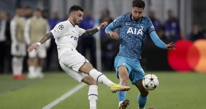 epa10280187 Tottenham's Rodrigo Bentancur (R) and Marseille's Jonathan Clauss (L) in action during the UEFA Champions League group D soccer match between Olympique Marseille and Tottenham Hotspur, in Marseille, France, 01 November 2022. EPA/GUILLAUME HORCAJUELO