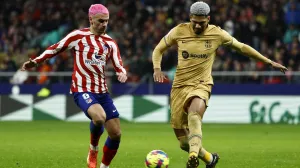 epa10396353 Atletico's striker Antoine Griezmann (L) vies for the ball against FC Barcelona's Uruguayan defender Ronald Araujo (R) during the Spanish LaLiga soccer match between Atletico de Madrid and FC Barcelona at Civitas Metropolitano stadium in Madrid, Spain, 08 January 2023. EPA/Rodrigo Jimenez