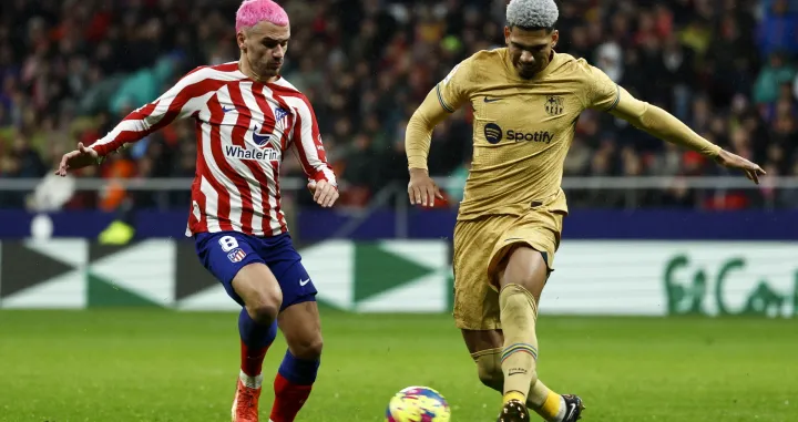 epa10396353 Atletico's striker Antoine Griezmann (L) vies for the ball against FC Barcelona's Uruguayan defender Ronald Araujo (R) during the Spanish LaLiga soccer match between Atletico de Madrid and FC Barcelona at Civitas Metropolitano stadium in Madrid, Spain, 08 January 2023. EPA/Rodrigo Jimenez