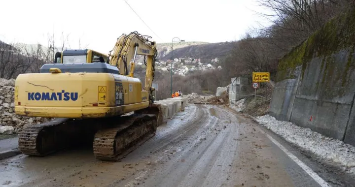 I dalje zatvoren magistralni put Bistrik - Lapišnica zbog opasnosti od odrona/Amer Kajmović