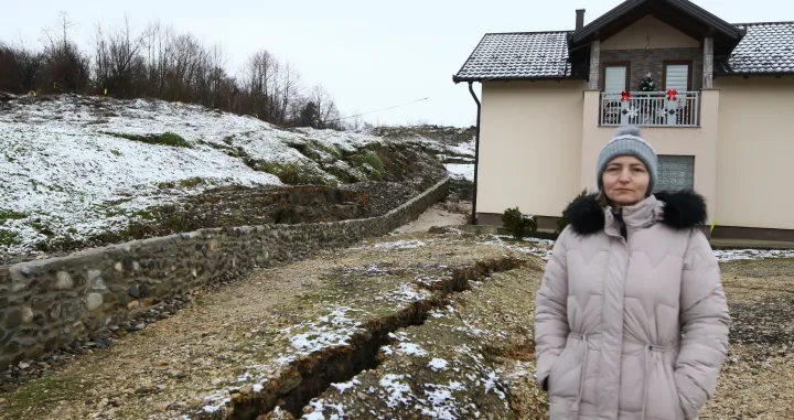 Klizište u naselju Mladoševica kod Maglaja - Dragana Markanović čija je kuća ugrožena/Muhamed Tunovic